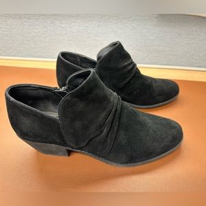 Me too Low booties size 11